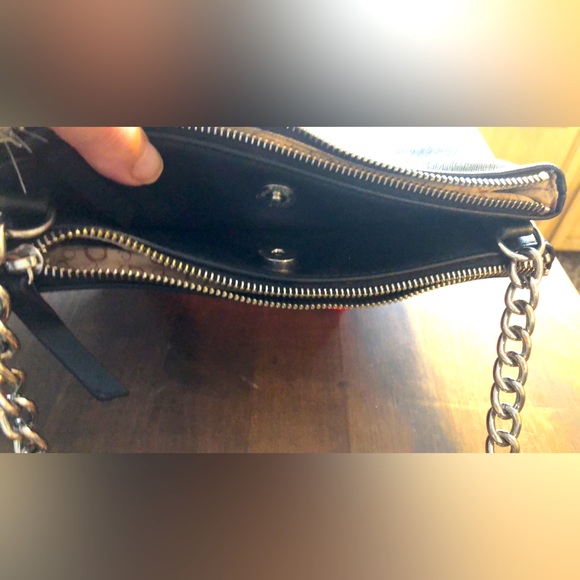 GUESS purse/crossbody Gorgeous like-new condition. 2 zippers, 1 strong magnetic - Picture 5 of 9